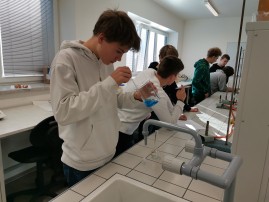 Žáci základních škol v laboratoři