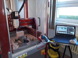 Výukový obráběcí stroj řízený CNC programem